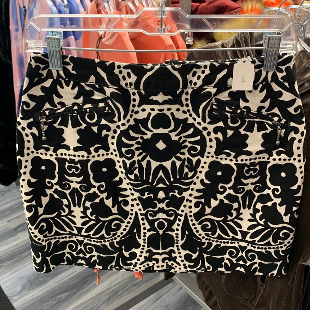 H&M skirt, US size 6, small zipper pockets, black and whit.